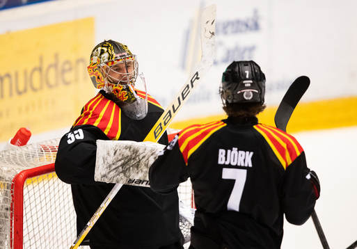 Brynäs målvakt Veini Vehviläinen jublar med Marcus Björk