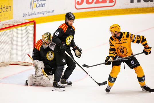 Brynäs Oula Palve räddar ett skott framför målvakt
