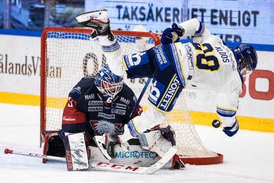 Linköpings målvakt Marcus Högberg räddar straff från