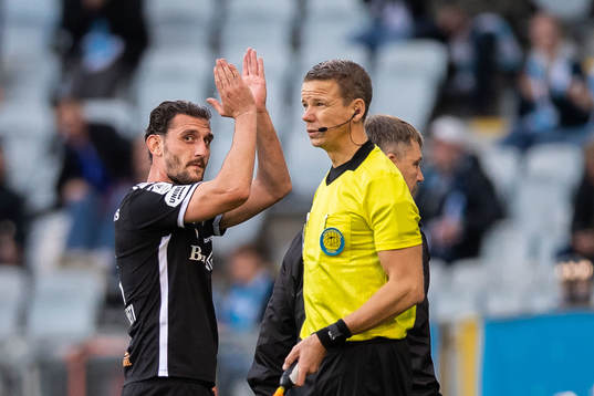 Örebros Agon Mehmeti tackar publiken