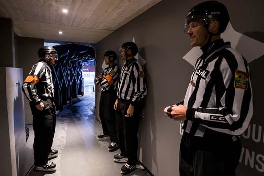 Domare Andreas Harnebring och Mikael Holm och linjemän