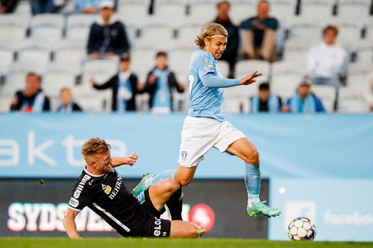 Örebros Michael Almebäck och Malmö FFs Sebastian Nanasi
