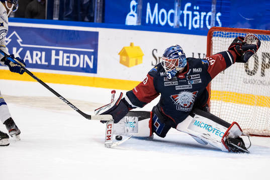 Linköpings målvakt Marcus Högberg räddar straff