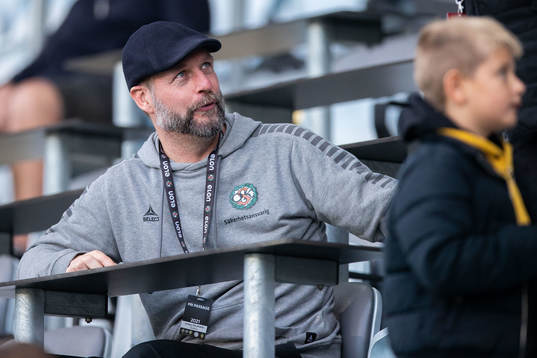 Örebros säkerhetsansvarige Johan Skuthälla på läktaren
