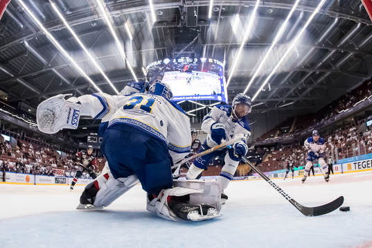 Leksands Oskar Lang och Leksands målvakt Kasimir Kaskisuo