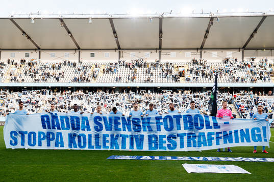 Malmö FFs spelare med en banderoll