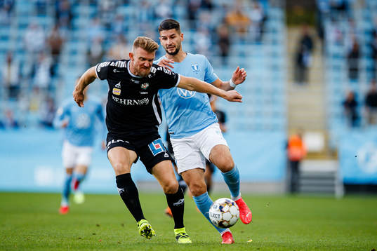 Örebros Michael Almebäck och Malmö FFs Antonio Colak