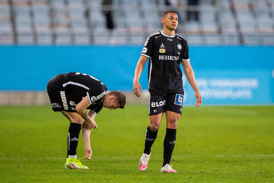 Örebros Jake Larsson och Patrick Luan Dos Santos deppar