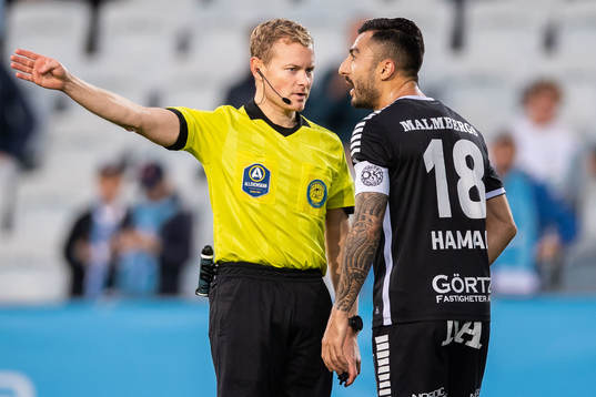 Domare Fredrik Klitte och Örebros Jiloan Hamad