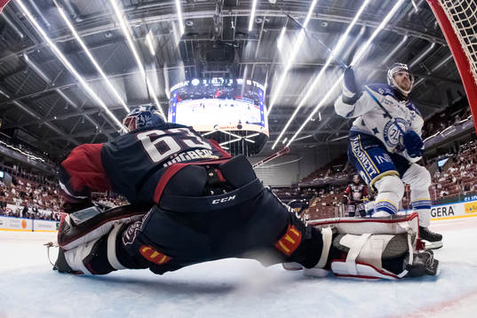 Leksands Matt Caito och Linköpings målvakt Marcus Högberg