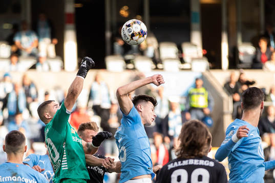 Örebros målvakt Mergim Krasniqi och Malmö FFs Anel