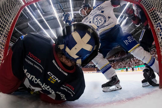 Leksands Calle Själin framför Linköpings målvakt Marcus