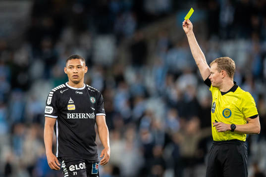 Örebros Patrick Luan Dos Santos varnas av domare Fredrik