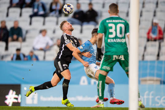 Örebros Michael Almebäck och Malmö FFs Antonio Colak i