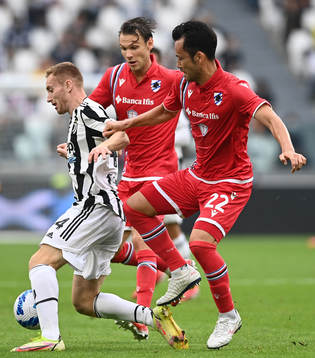 Dejan Kulusevski of Juventus and Albin Ekdal of Sampdoria