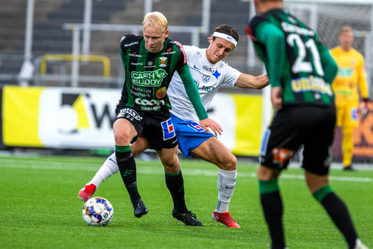 Varbergs Andre Boman och IFK Norrköpings Jonathan Levi i