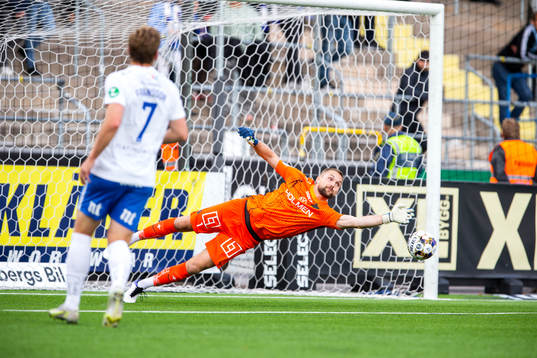 IFK Norrköpings målvakt Oscar Jansson räddar bollen