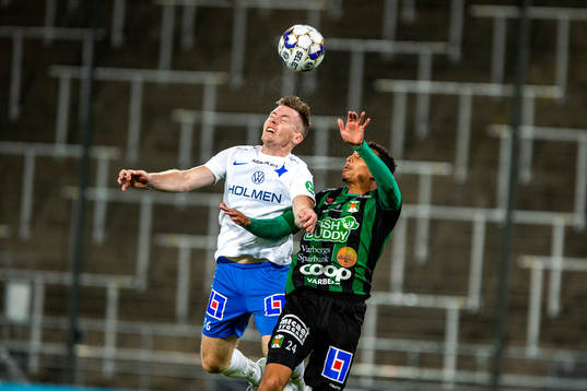 IFK Norrköpings Viktor Agardius och Varbergs Ryan Moon i