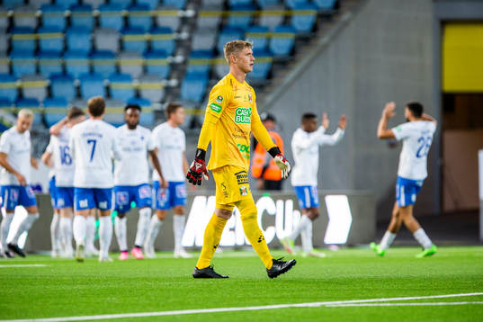 Varbergs målvakt Philip Mårtensson deppar
