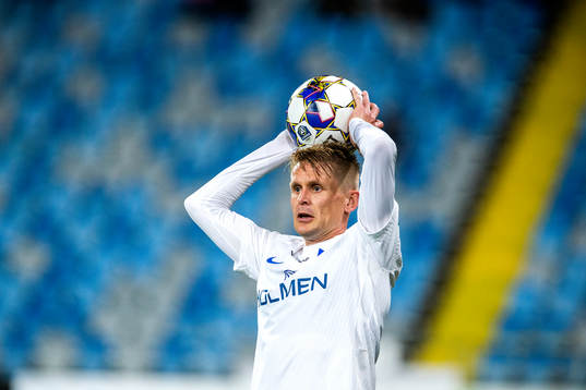IFK Norrköpings Ari Skúlason vid ett inkast