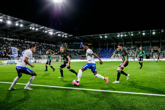 IFK Norrköpings Samuel Adegbenro med bollen