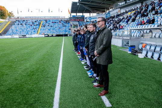 En tyst minut för de AIK-supportrar som omkom i