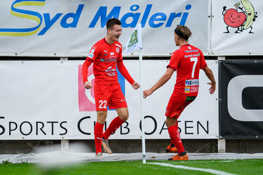Värnamos Robin Dzabic och Charlie Vindehall  jublar