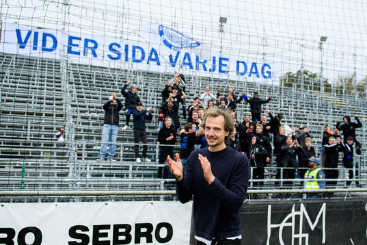 Värnamos tränare Robin Asterhed jublar