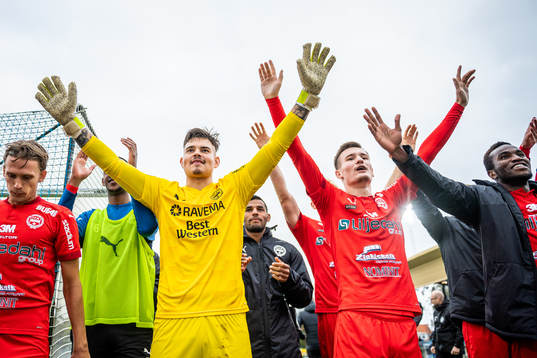 Värnamos målvakt Filip Eriksson och Robin Dzabic jublar