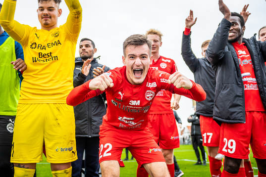 Värnamos Robin Dzabic jublar