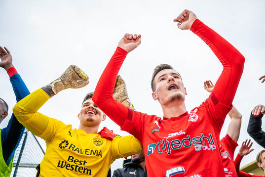 Värnamos målvakt Filip Eriksson och Robin Dzabic jublar