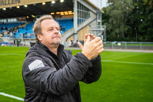 Värnamos tränare Jonas Thern jublar