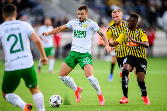 Hammarbys Vladimir Rodic och Häckens Benie Adama Traore