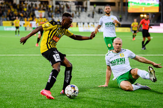 Häckens Benie Adama Traore och Hammarbys Jon Gudni Fjoluson