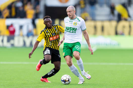 Häckens Benie Adama Traore och Hammarbys Jon Gudni Fjoluson