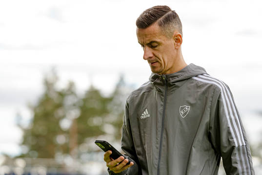Djurgårdens Haris Radetinac tittar ner i telefonen