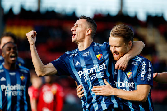Djurgårdens Haris Radetinac och Jacob Une Larsson jublar