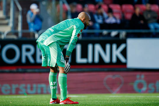 Östersunds målvakt Aly Keita deppar