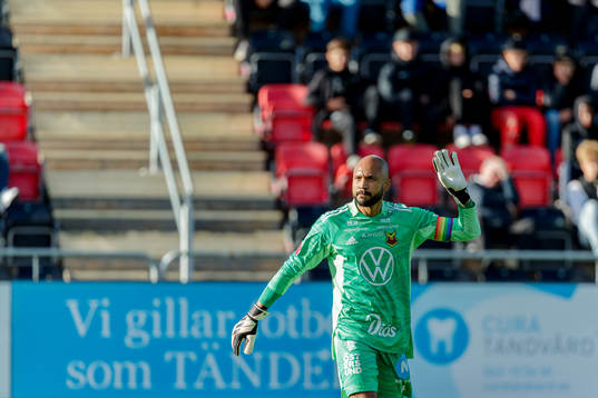 Östersunds målvakt Aly Keita reagerar