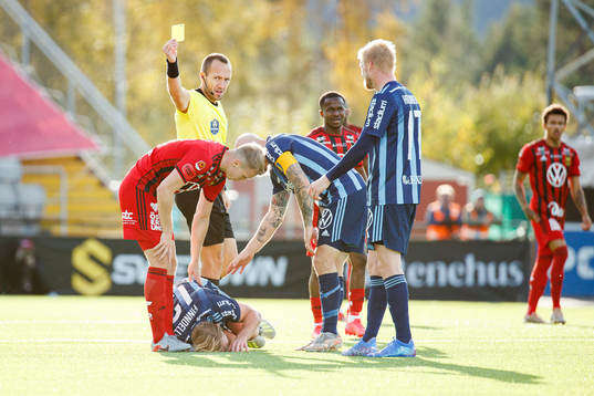 Östersunds Eirik Haugan får en varning av domare Kaspar