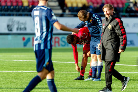 Djurgårdens Jacob Une Larsson klappar om Östersunds Noah