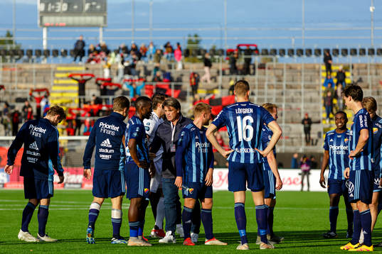 Djurgårdens sportchef Bosse Andersson tackar spelarna