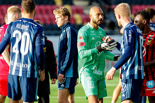 Östersunds målvakt Aly Keita tackar Djurgårdens Kalle