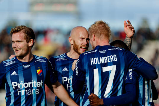 Djurgårdens Magnus Eriksson  jublar med lagkamrate