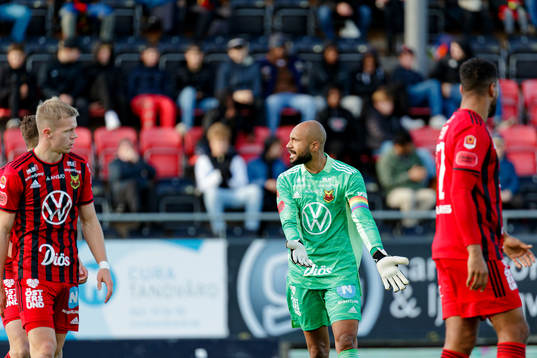 Östersunds målvakt Aly Keita  reagerar