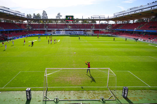 Lagen värmer upp före fotbollsmatchen i Superettan mellan