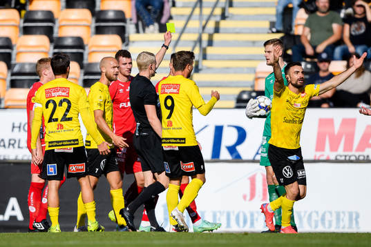 Elfsborg målvakt Tim Rönning får en varning