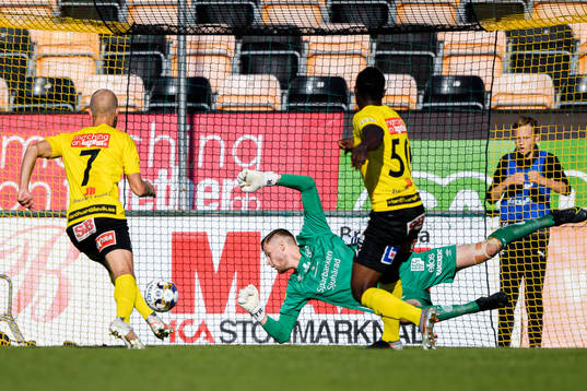 Mjällbys Sam Garyahzon Johnson gör 1-0