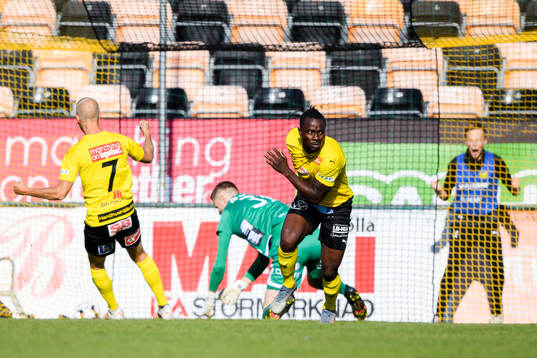 Mjällbys Sam Garyahzon Johnson jublar 1-0