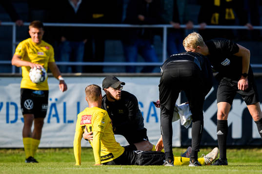 Mjällbys Elias Andersson har ont